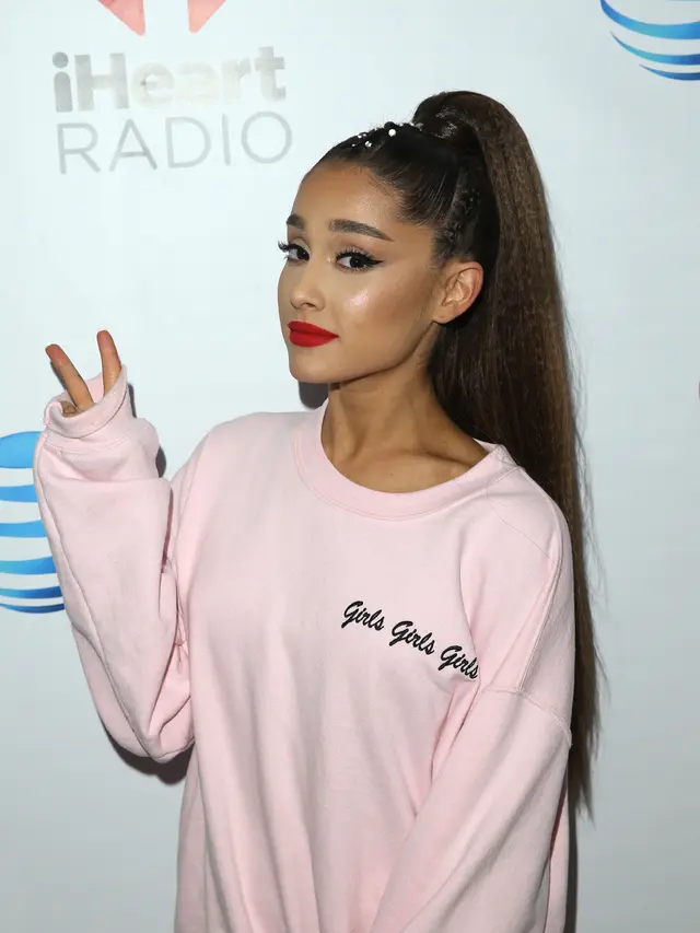 Ariana Grande Berdonasi Jelang Natal untuk Anak-anak di Rumah Sakit Manchester, Memperingati Tujuh Tahun Tragedi Bom